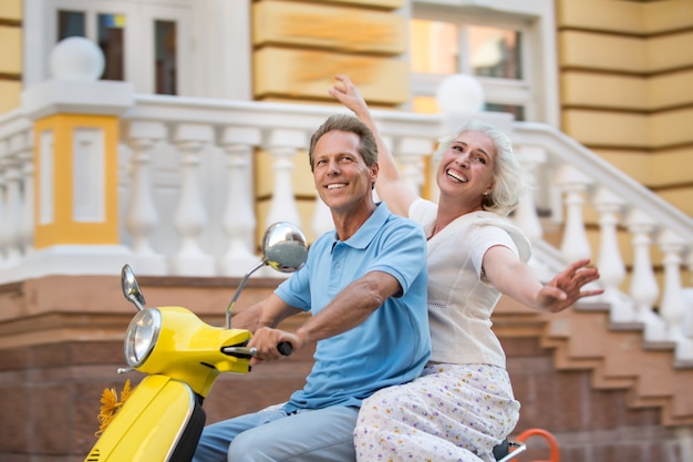 Man en vrouw scooter rijden.