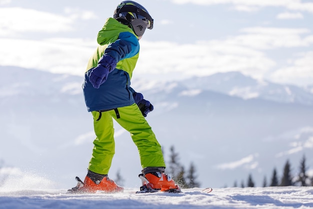 Man en vrouw skiën en snowboarden in de bergen ski reso