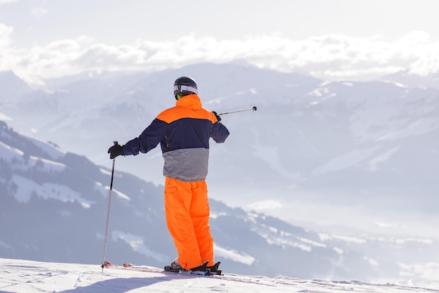 Man en vrouw skiën en snowboarden in de bergen ski reso