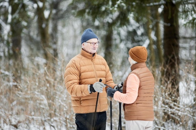 Man en vrouw skiën samen.