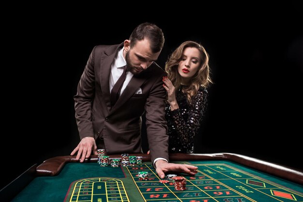 Man en vrouw spelen aan roulettetafel in casino