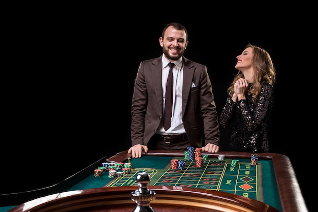 Man en vrouw spelen aan roulettetafel in casino