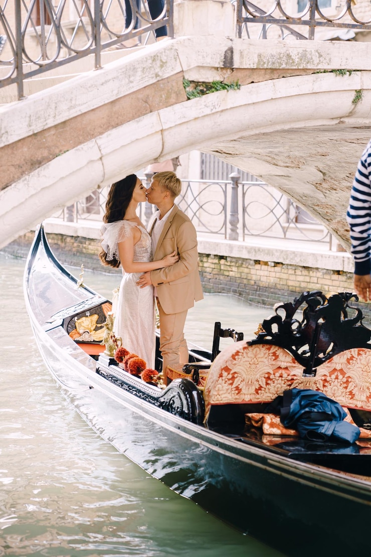Foto man en vrouw staan bij de boot.