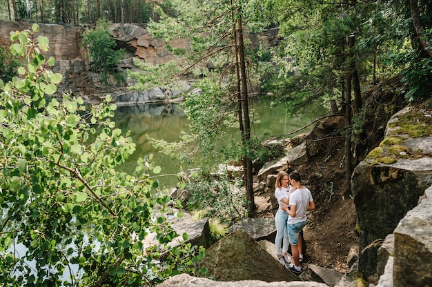 Man en vrouw staan tegen de achtergrond van de rotsen