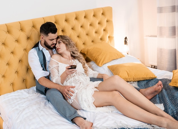 Man en vrouw studio shoot met decor kussen knuffels Gelukkige paar Liefhebbers bruid en bruidegom in luxe decoratie Bruid en bruidegom samen Paar knuffelen jonggehuwden op trouwdag