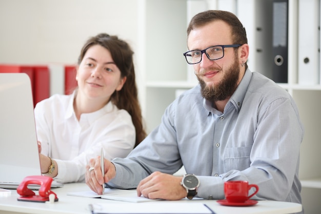 Man en vrouw teamwerk op kantoor.