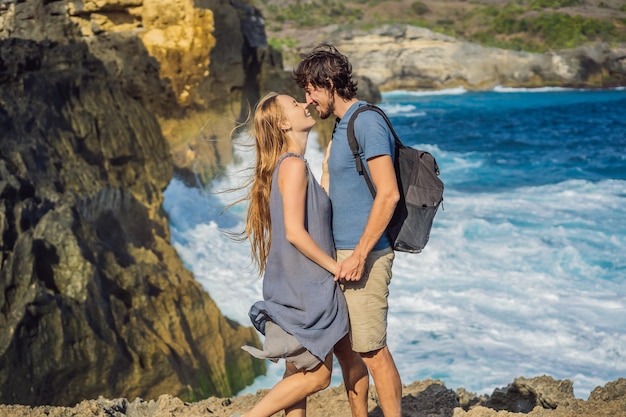 Man en vrouw toeristen in de huwelijksreis tegen de achtergrond van de zee Angel's Billabong in Nusa Penida Bali Indonesië Bali Travel Concept