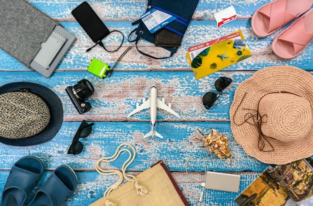 Man en vrouw vakantie accessoires op de blauwe houten planken vliegtuig in het midden