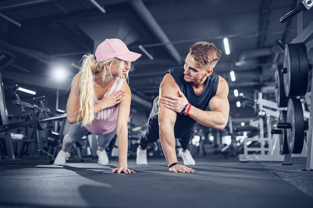 Man en vrouw versterken handen bij fitnesstraining