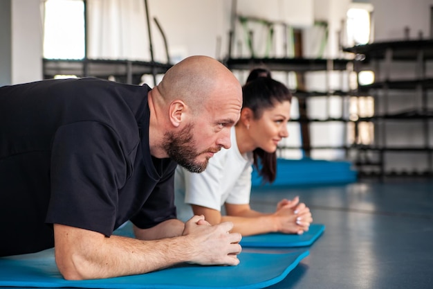 Man en vrouw versterken hun handen tijdens fitnesstraining