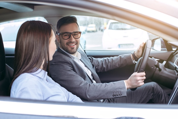 Man en vrouw vervoer door modern eco-autostuurwiel