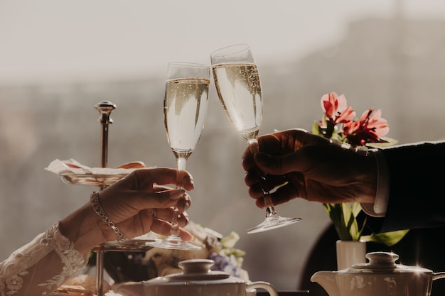 Man en vrouw vieren bruiloft gerinkelglazen met champagne