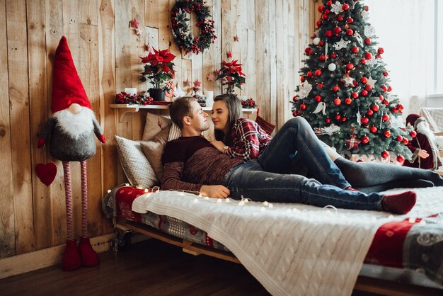 Man en vrouw vieren kerst samen in een warme sfeer thuis