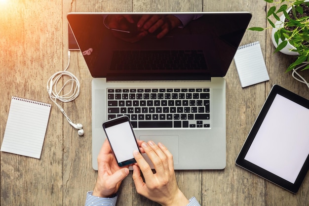 Man en vrouw werken aan laptops.