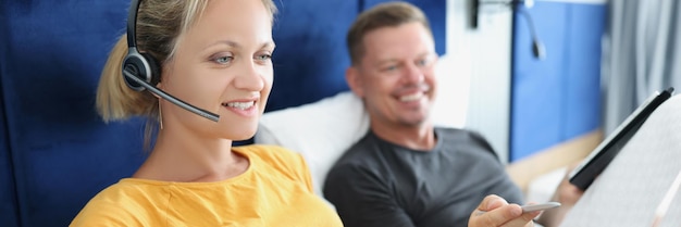 Man en vrouw werken op afstand in bed vanuit thuis telewerk en freelance operator concept