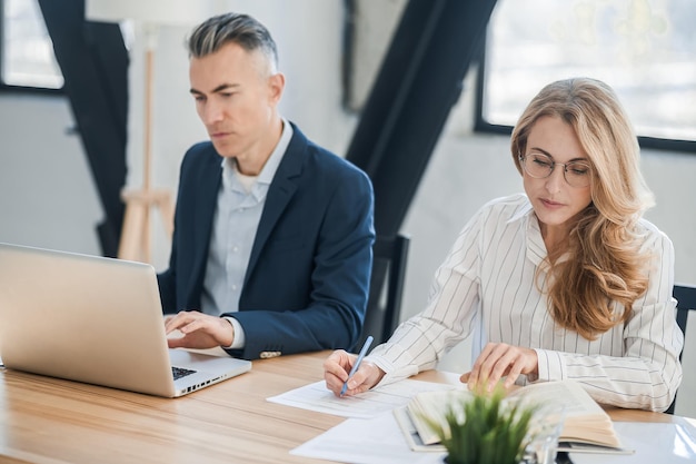 Man en vrouw werken samen in het kantoor