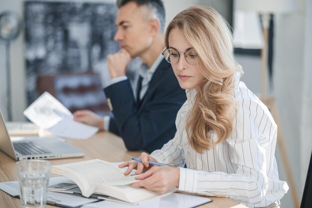 Man en vrouw werken samen in het kantoor
