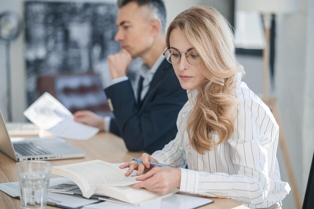 Man en vrouw werken samen in het kantoor