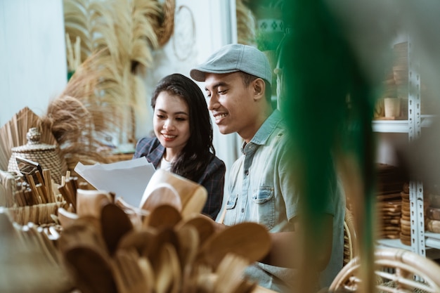 Man en vrouw zakenpartners kijken naar papier tijdens het werken in handwerk workshop