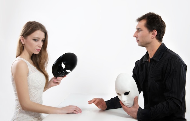 Man en vrouw zetten hun masker af