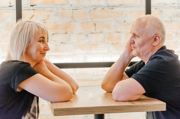 man en vrouw zitten aan tafel