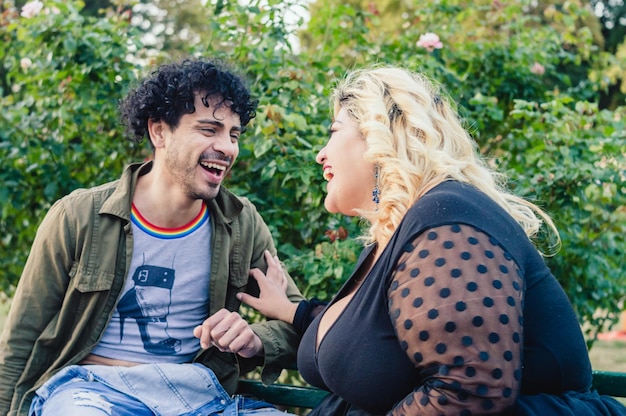 Man en vrouw zitten buiten te lachen en samen te genieten