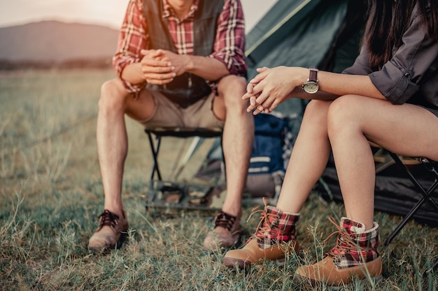 Man en vrouw zitten in stoelen op kamp.