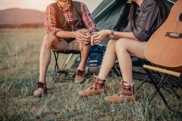 Man en vrouw zitten in stoelen op kamp.