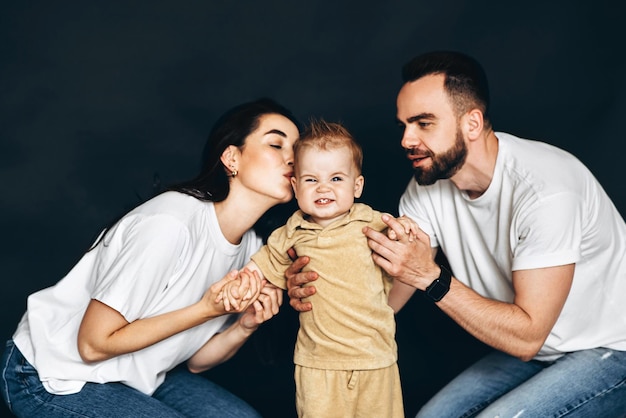 Man en vrouw zitten met baby