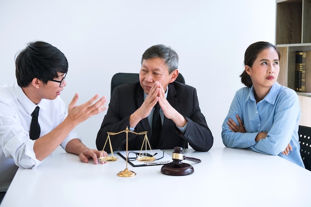 Man en vrouwgesprek tijdens scheidingsproces met hogere mannelijke advocaat of adviseur