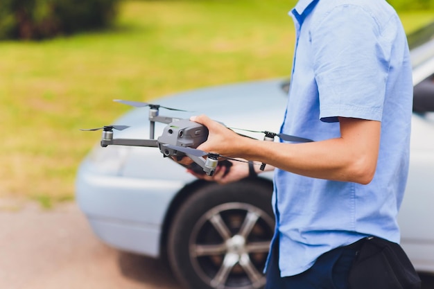 Foto man en zijn drone quadrocopter in een bos op een groene achtergrond