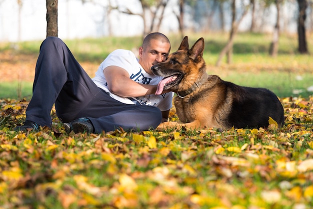 Man en zijn hond Duitse herder