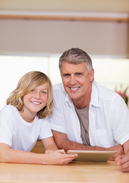 Man en zijn zoon met behulp van Tablet PC