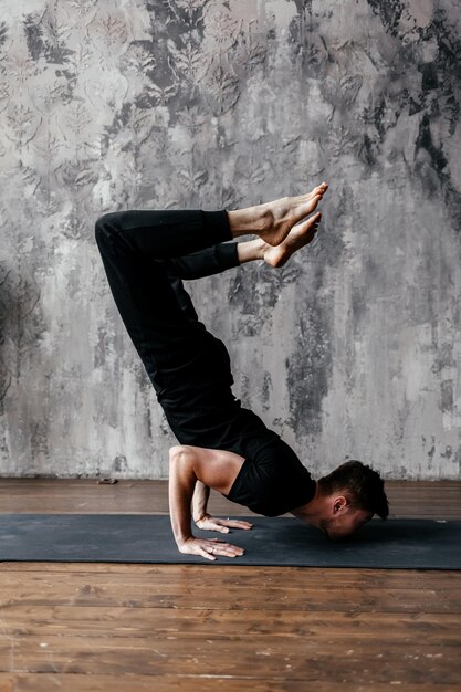 Foto un uomo impegnato nello yoga e nella meditazione che esegue asana