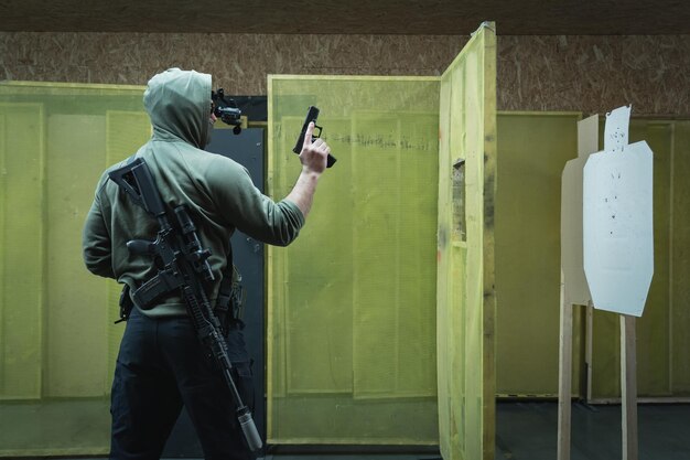 Photo a man engages in tactical rifle and pistol shooting with nightvision at a shooting range