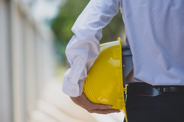 Foto costruzione della costruzione del lavoro del casco del casco della tenuta dell'ingegnere dell'uomo