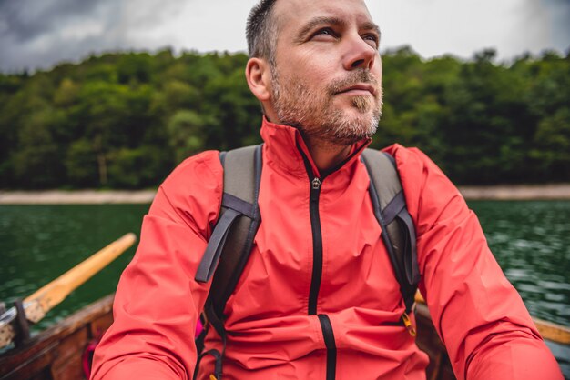 Uomo che gode del giro in barca sul lago