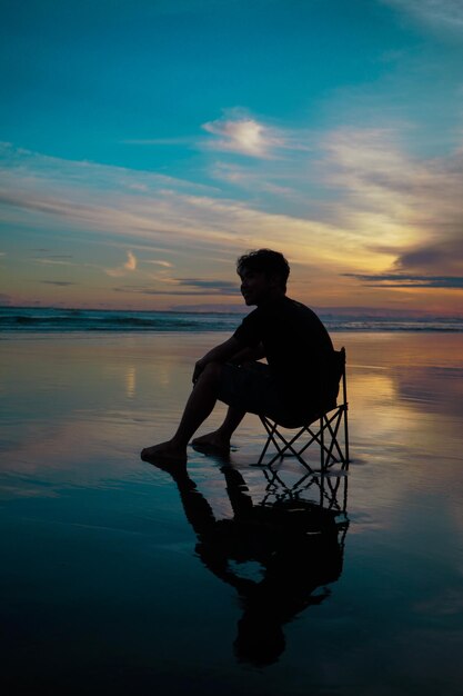 Photo a man enjoying the clear afternoon sky