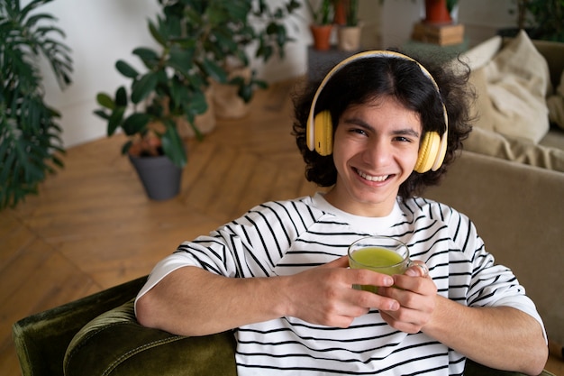 Foto uomo che si gode una tazza di tè matcha a casa