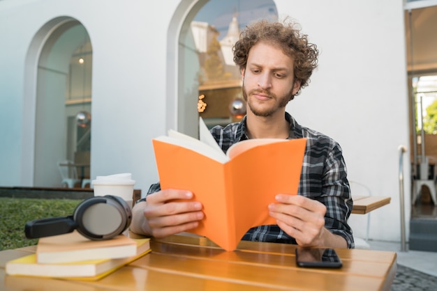 Человек наслаждается свободным временем и читает книгу