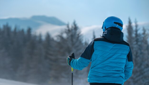山岳リゾートで自由な時間を楽しむ男。スキーのコンセプト。最高のスポーツ。