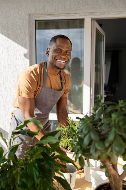 Photo man enjoying indoor farming