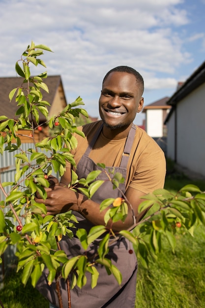 Photo man enjoying indoor farming