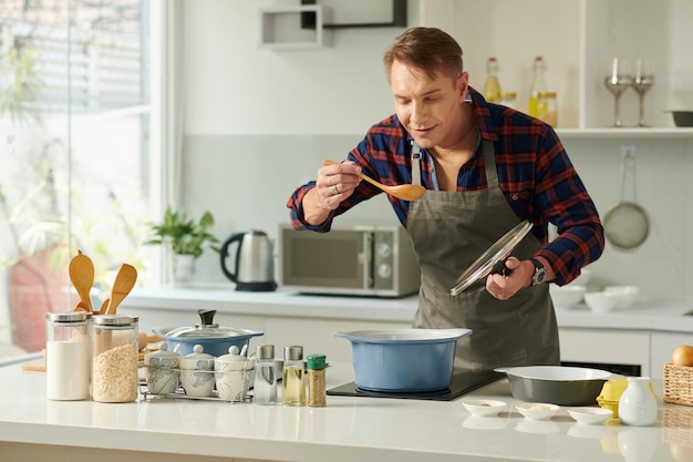 写真 おいしいスープの匂いを楽しむ男