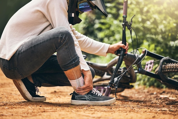 Foto man enkelpijn en abstract letsel bij dirtbike-sporten voor wellnesstraining en gezondheidstraining in het bos van noorwegen fitnessstress burn-out en medisch noodgeval of beenongeval voor fietser