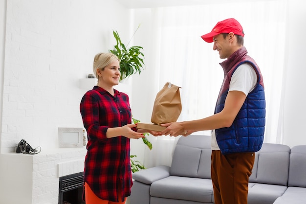 Foto man eten bezorgen in een appartement