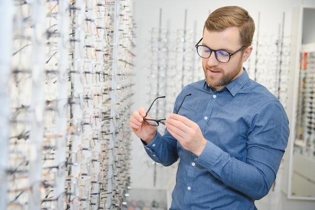 Man evalueert kwaliteit van bril in optische winkel