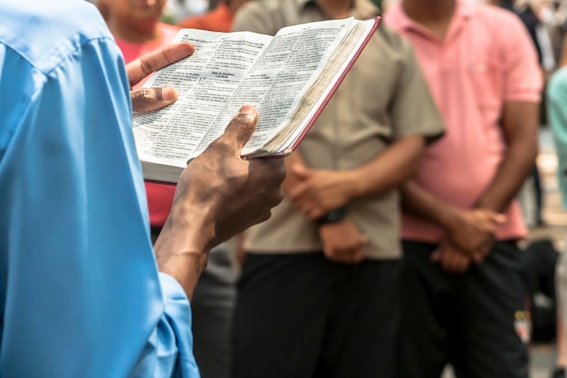 Un predicatore evangelico spiega la parola di dio nella piazza di se nel centro di sao paulo