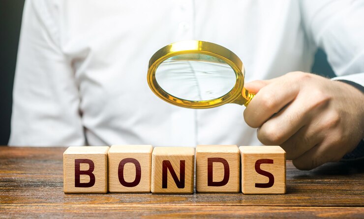 फोटो a man examines the inscription bonds with a magnifying glass assessment of the value profitability