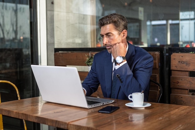 Man executive browsegegevens op netbook